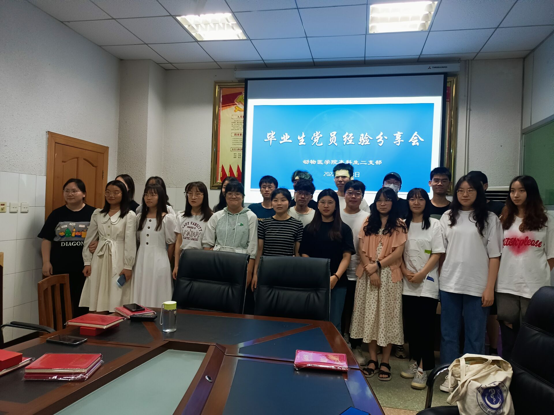 图1 支部全体党员合照.jpg