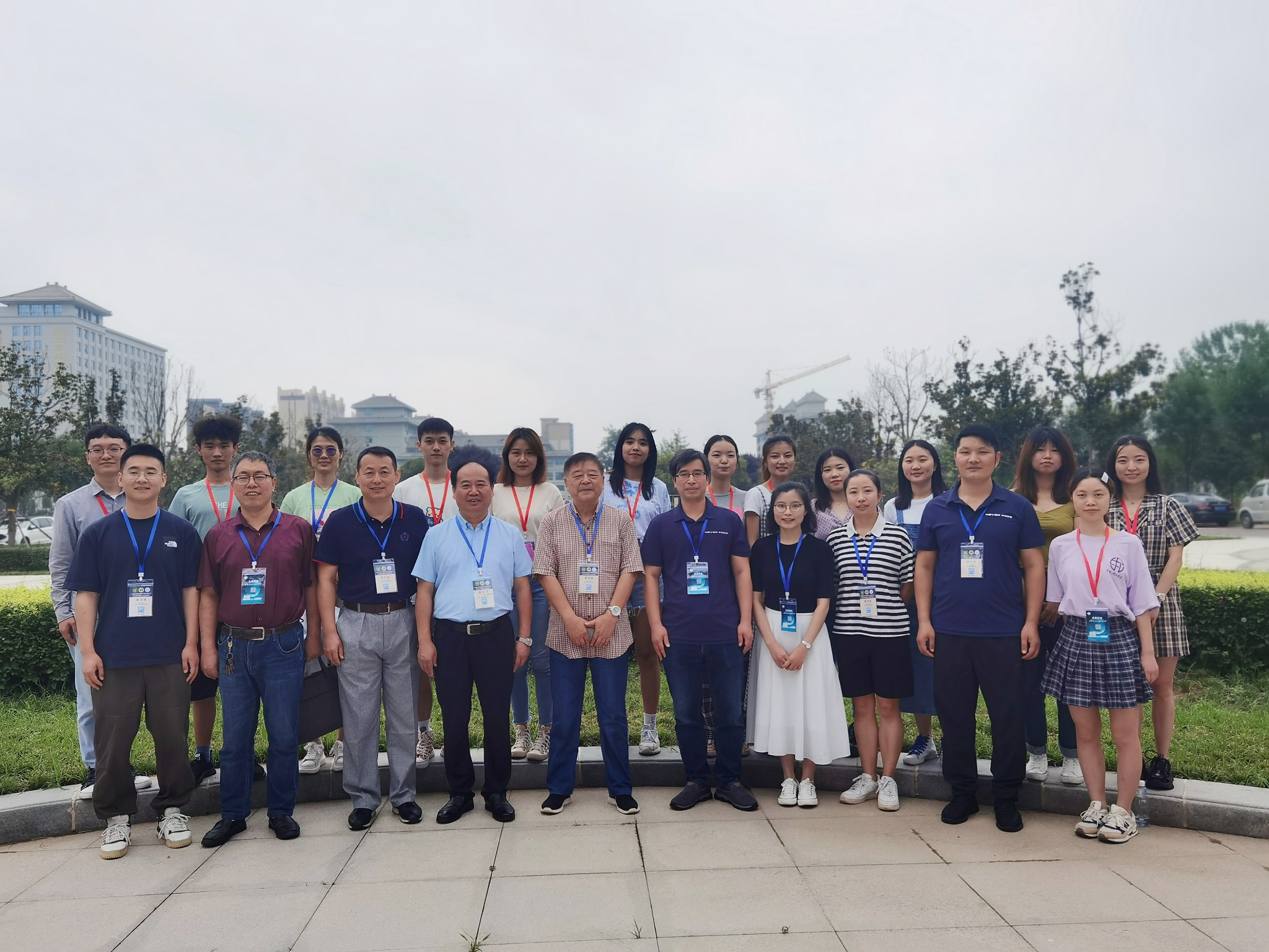 图4 AV中文
师生合影.jpg