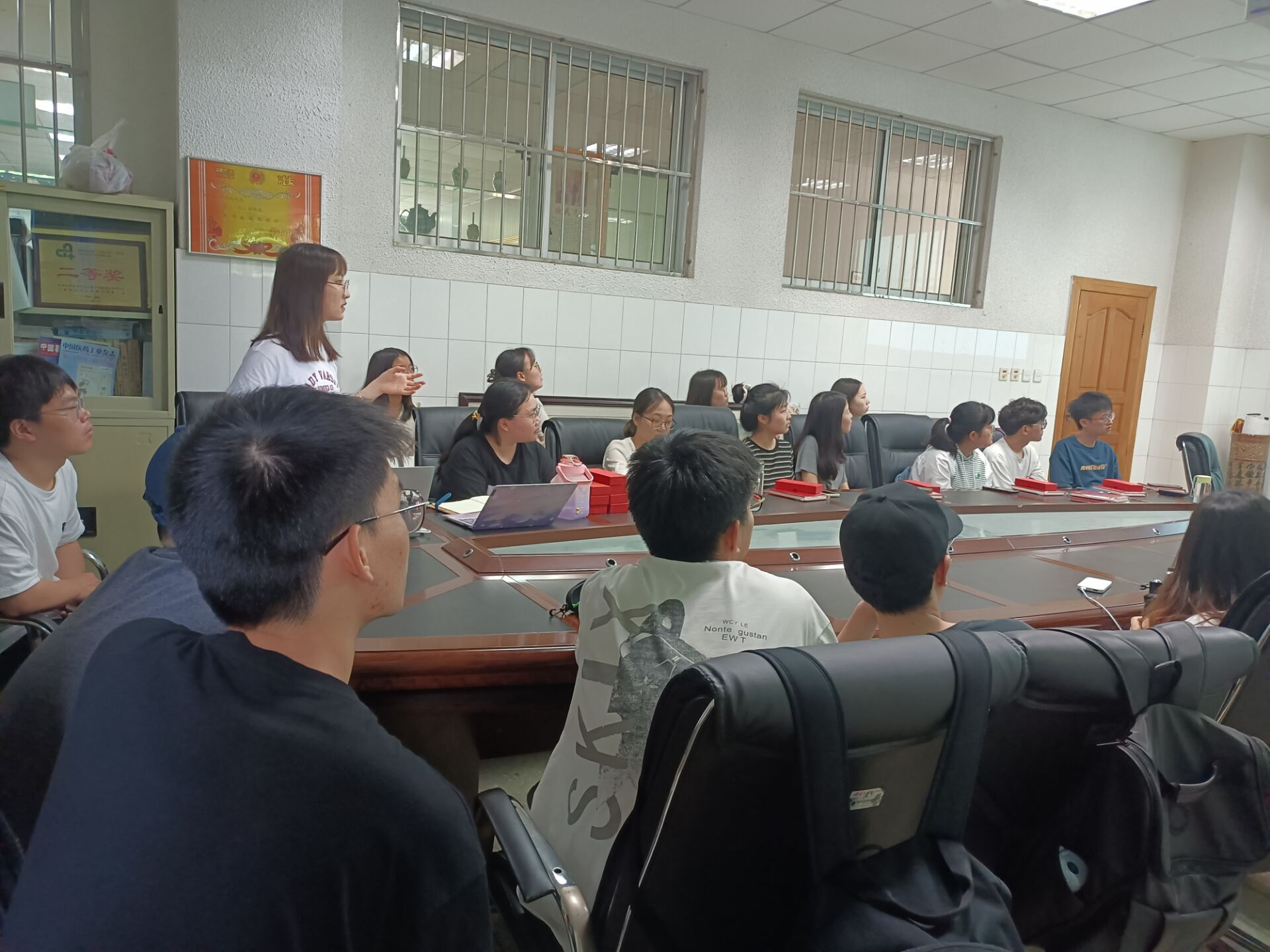 图2 毕业生党员杨玉莹分享经验.jpg